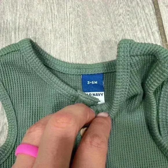 Old Navy Bodysuits Onsies Size 3-6 Months - Picture 4 of 5